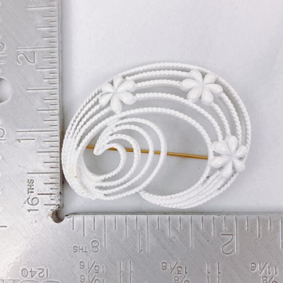 Unusual Signed Monet 1960s VTG White Enamel Floral Swirl Brooch Gold Tone Pin - Picture 8 of 8